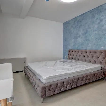 Апартамент Luxury One Bedroom In *