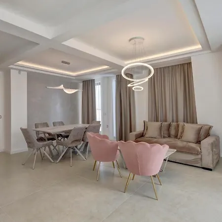 Luxury One Bedroom In Apartment *