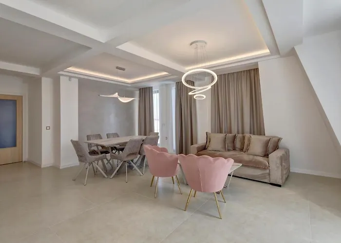 Luxury One Bedroom In דירה *